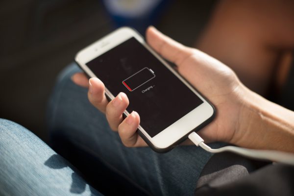 Evite usar o celular se estiver conectado à rede elétrica