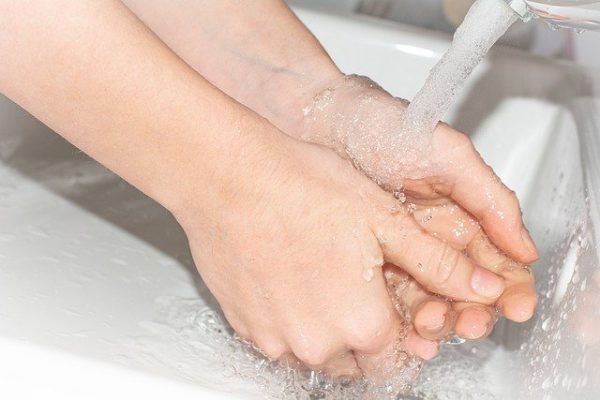 Conheça os produtos que podem substituir o álcool 70%